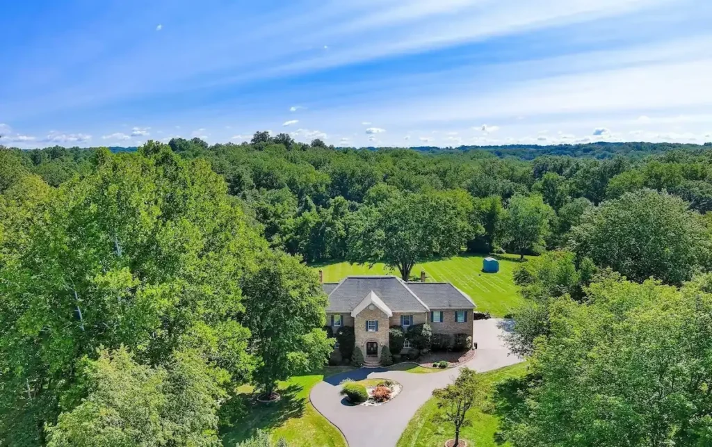Aerial view of a Rockville, Maryland property and its grounds